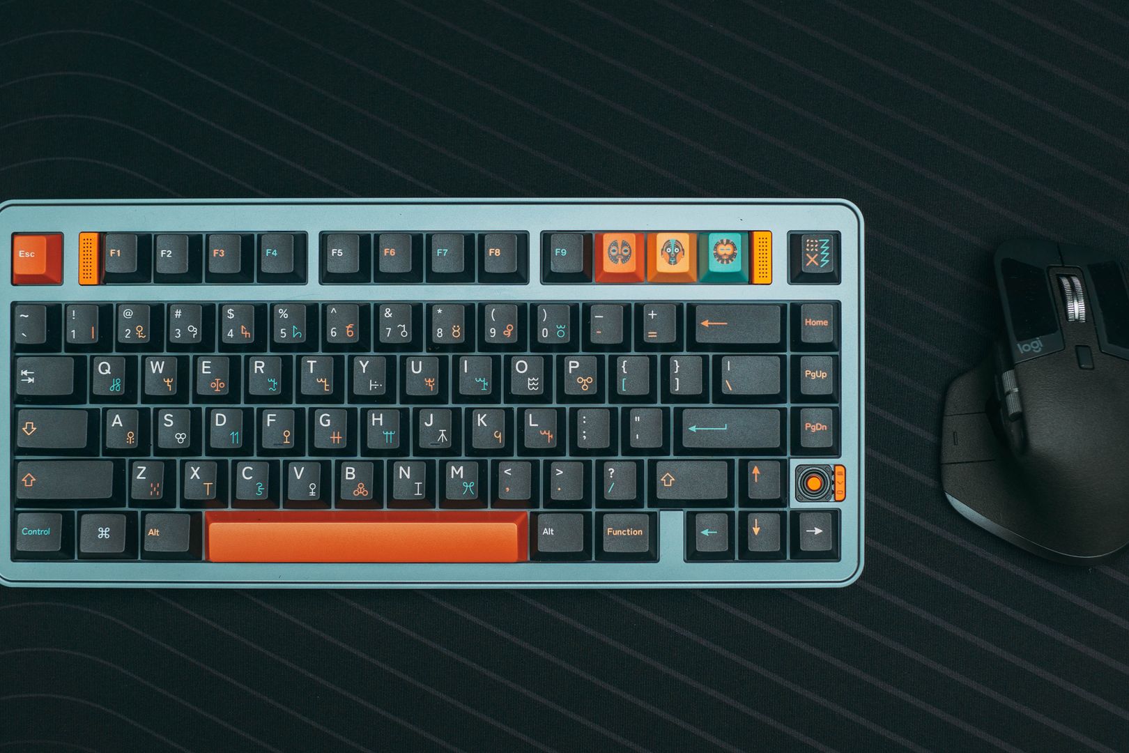 Teclado Logitech ERGO K860 con reposamuñecas integrado y división central.